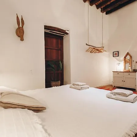 Elegant With Private Pool & Hot Tub, Ibiza 1010